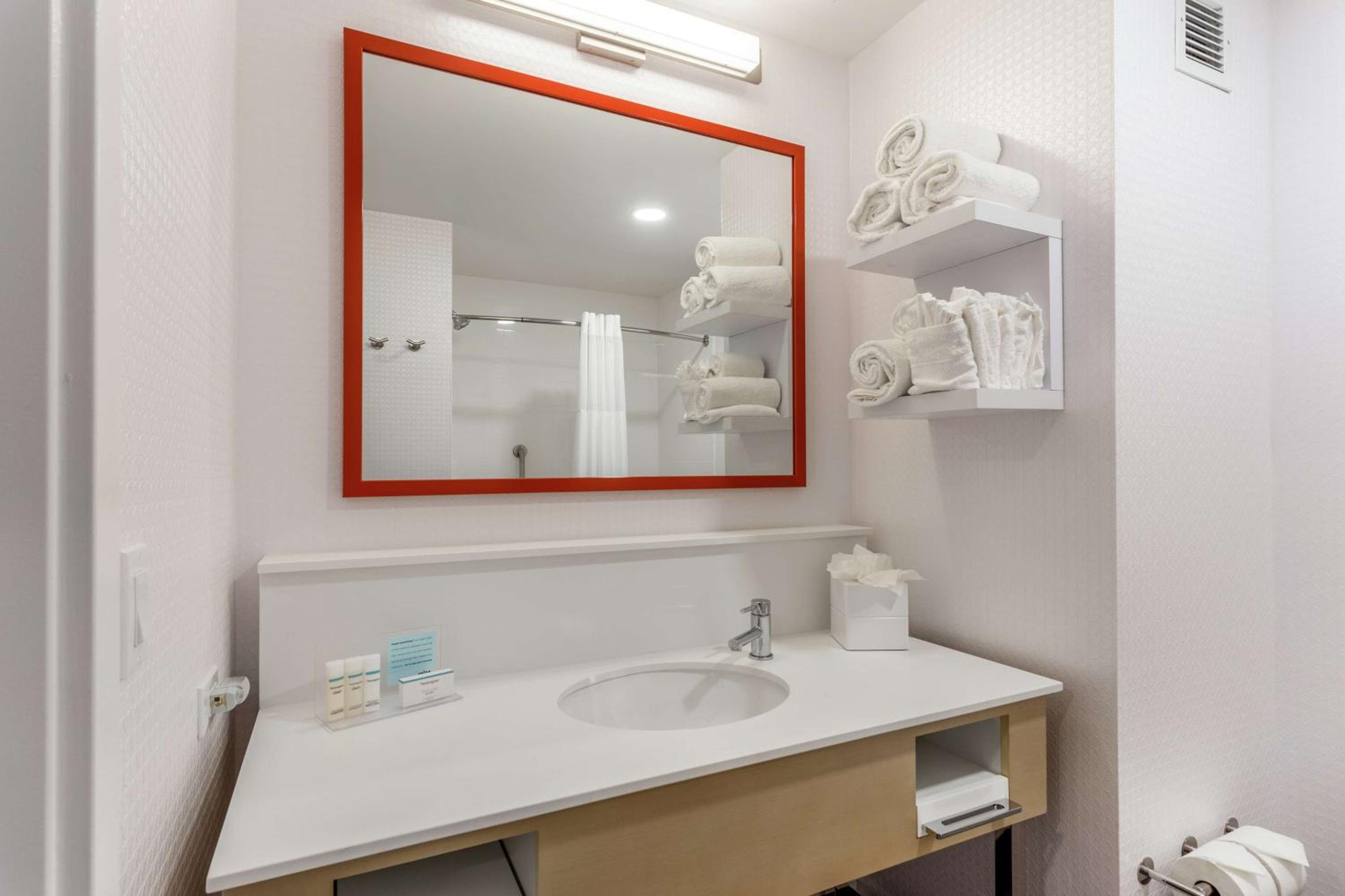 Oakland Vacations - Hampton Inn Oakland Downtown-City Center - Property Image 17