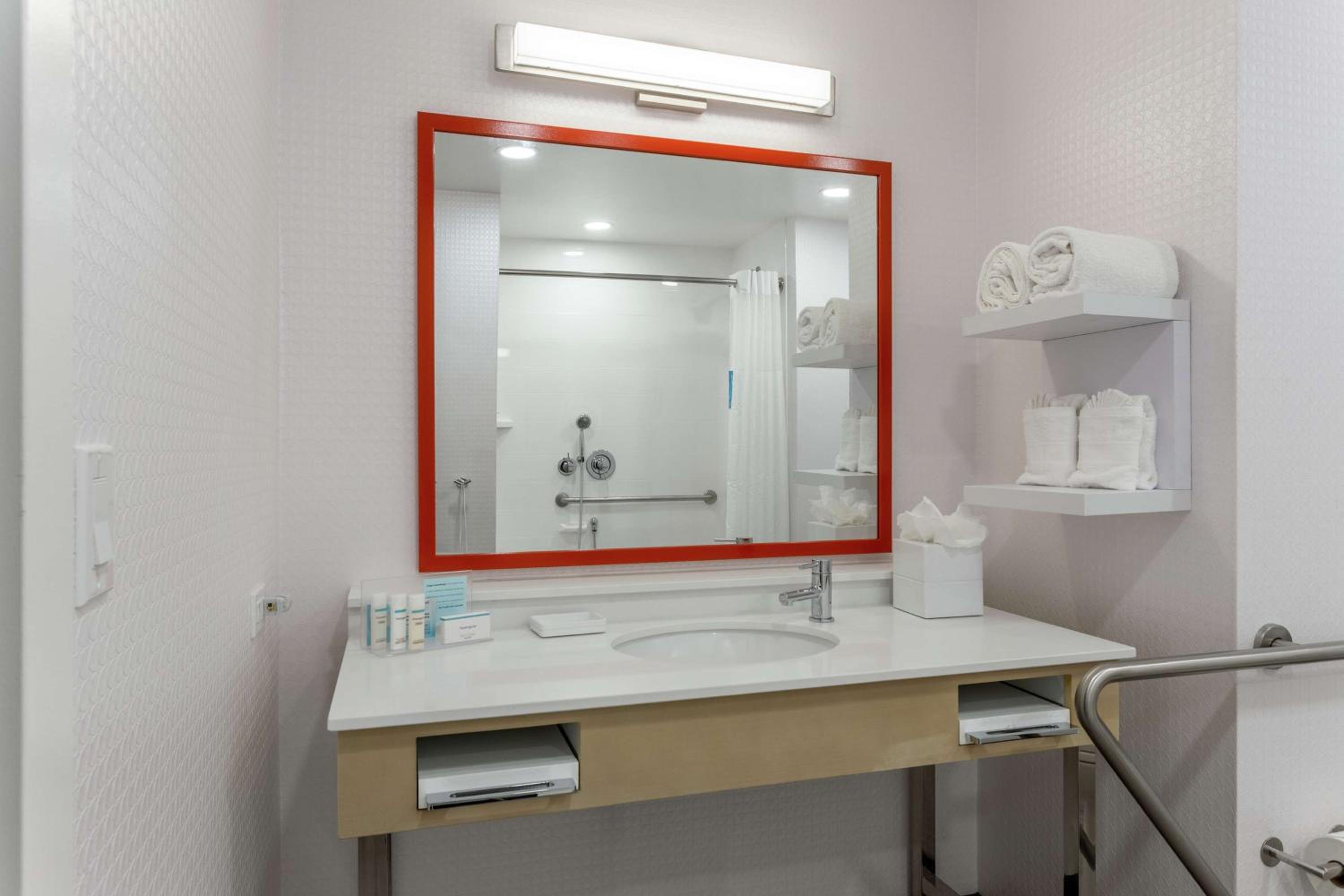 Oakland Vacations - Hampton Inn Oakland Downtown-City Center - Property Image 23