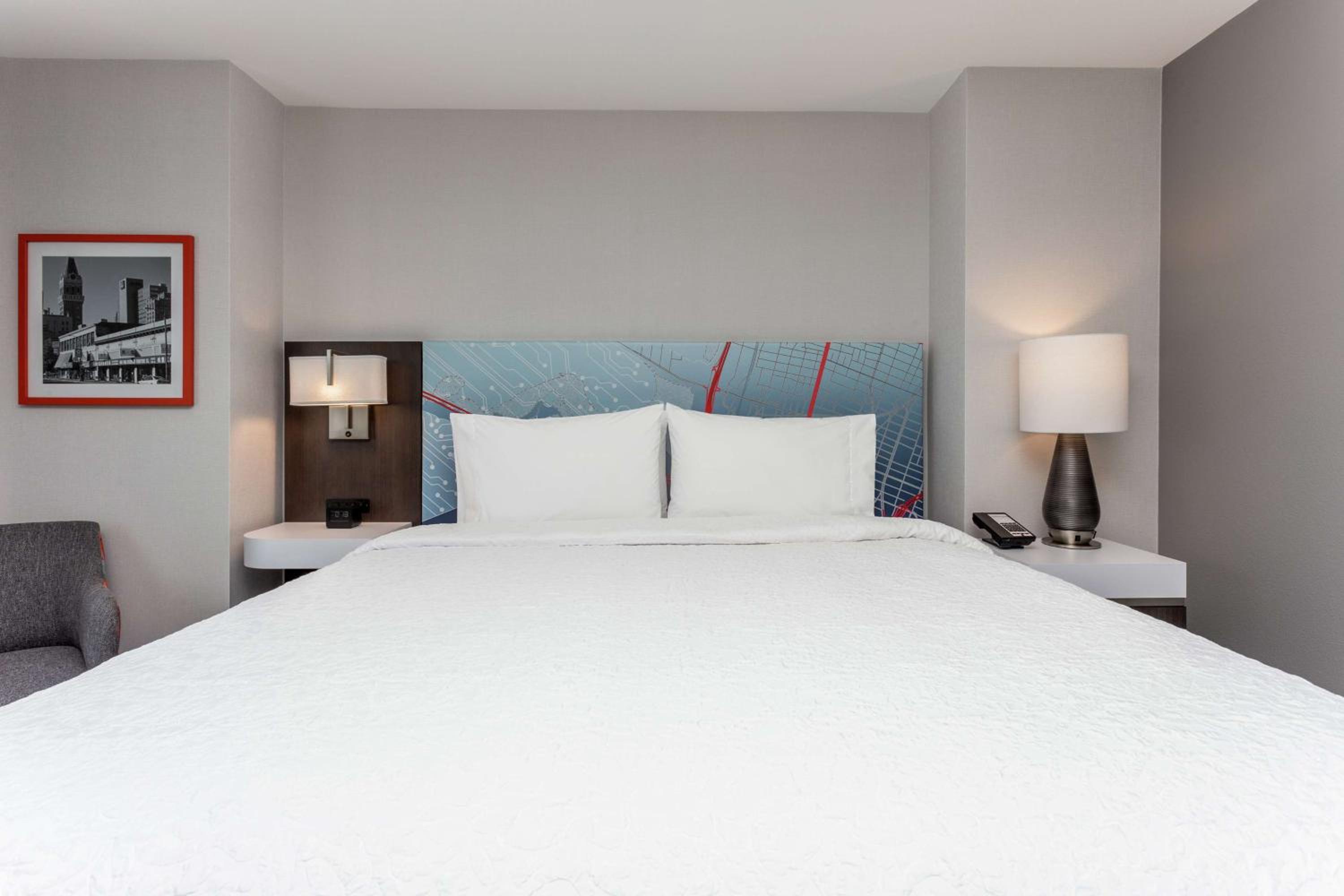 Oakland Vacations - Hampton Inn Oakland Downtown-City Center - Property Image 19