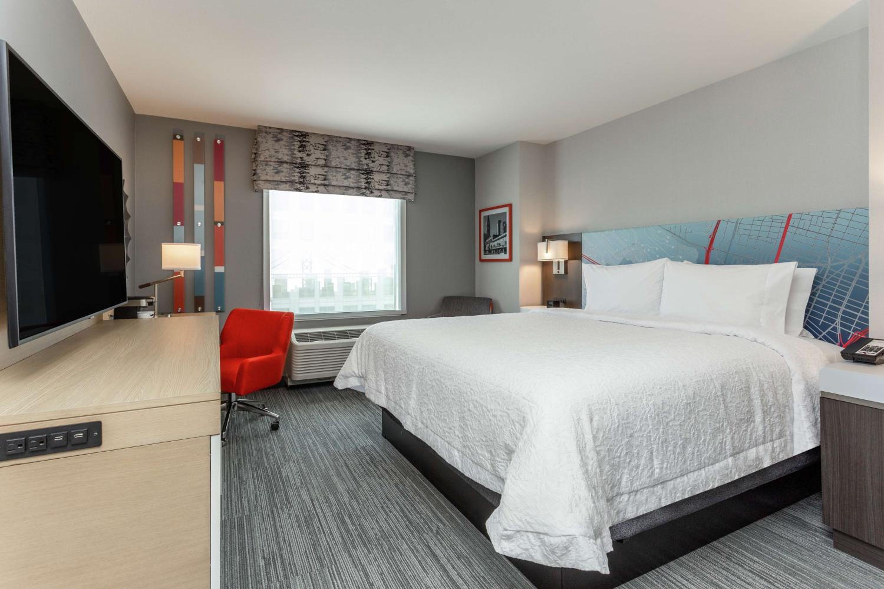 Oakland Vacations - Hampton Inn Oakland Downtown-City Center - Property Image 11