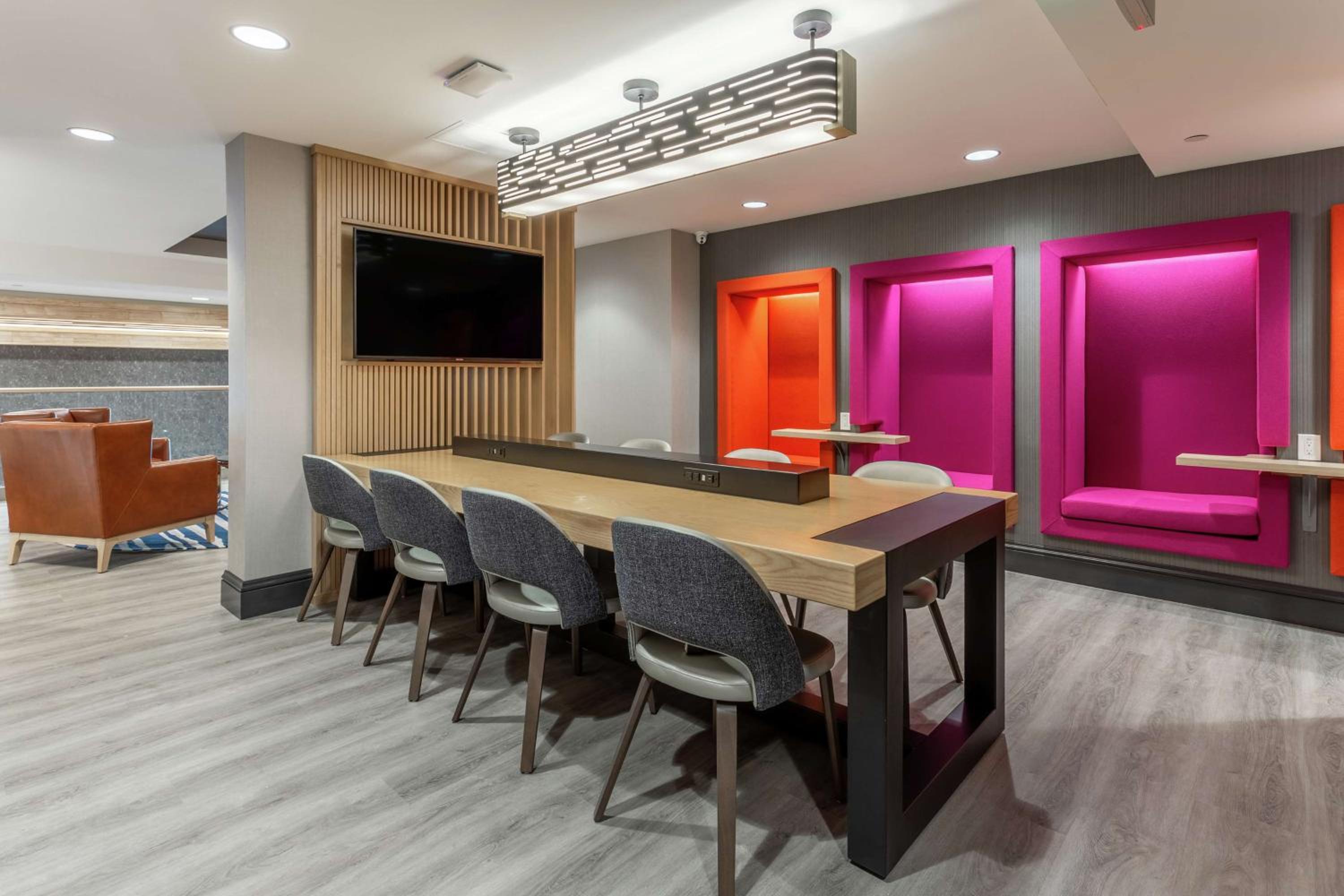 Oakland Vacations - Hampton Inn Oakland Downtown-City Center - Property Image 12