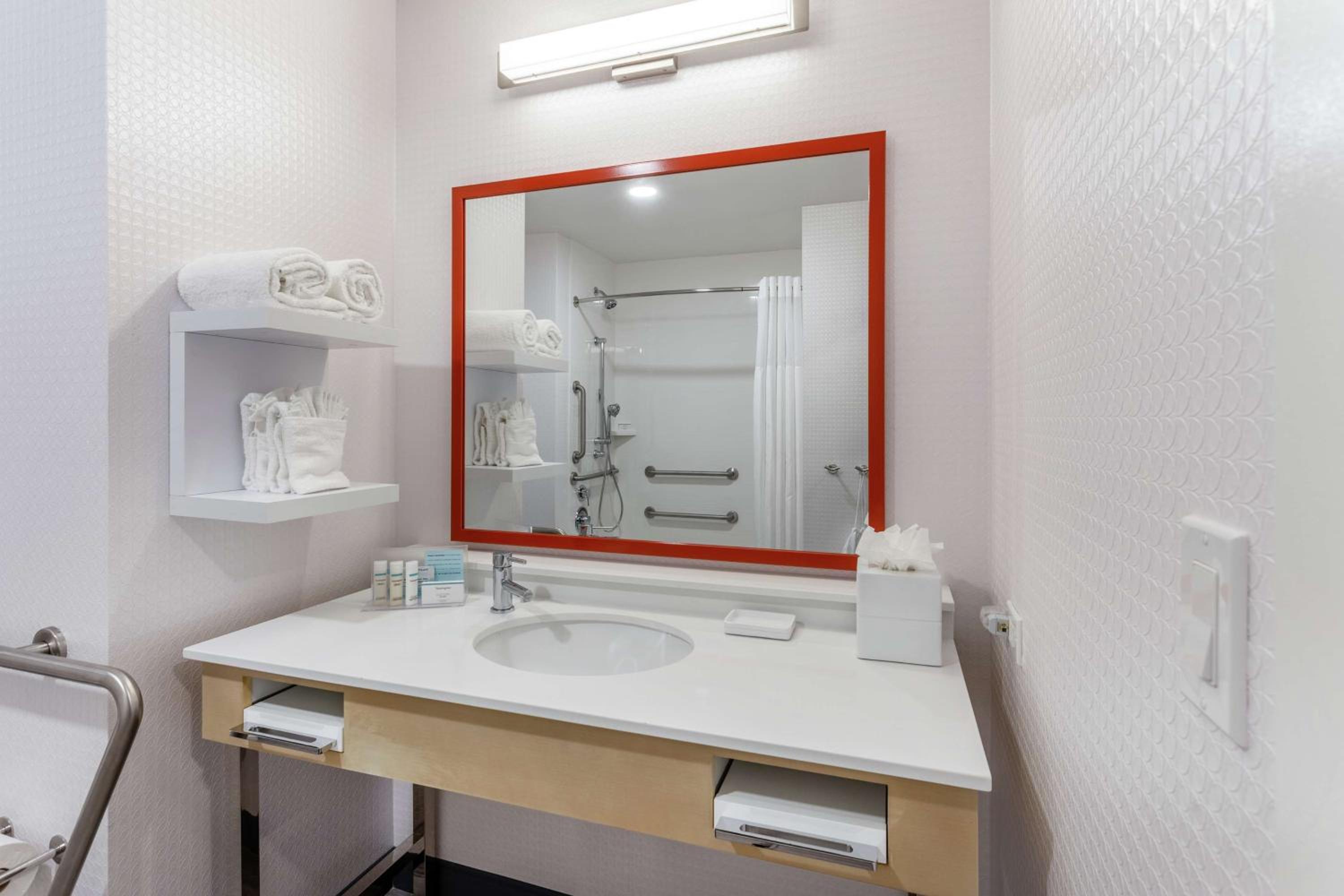 Oakland Vacations - Hampton Inn Oakland Downtown-City Center - Property Image 1