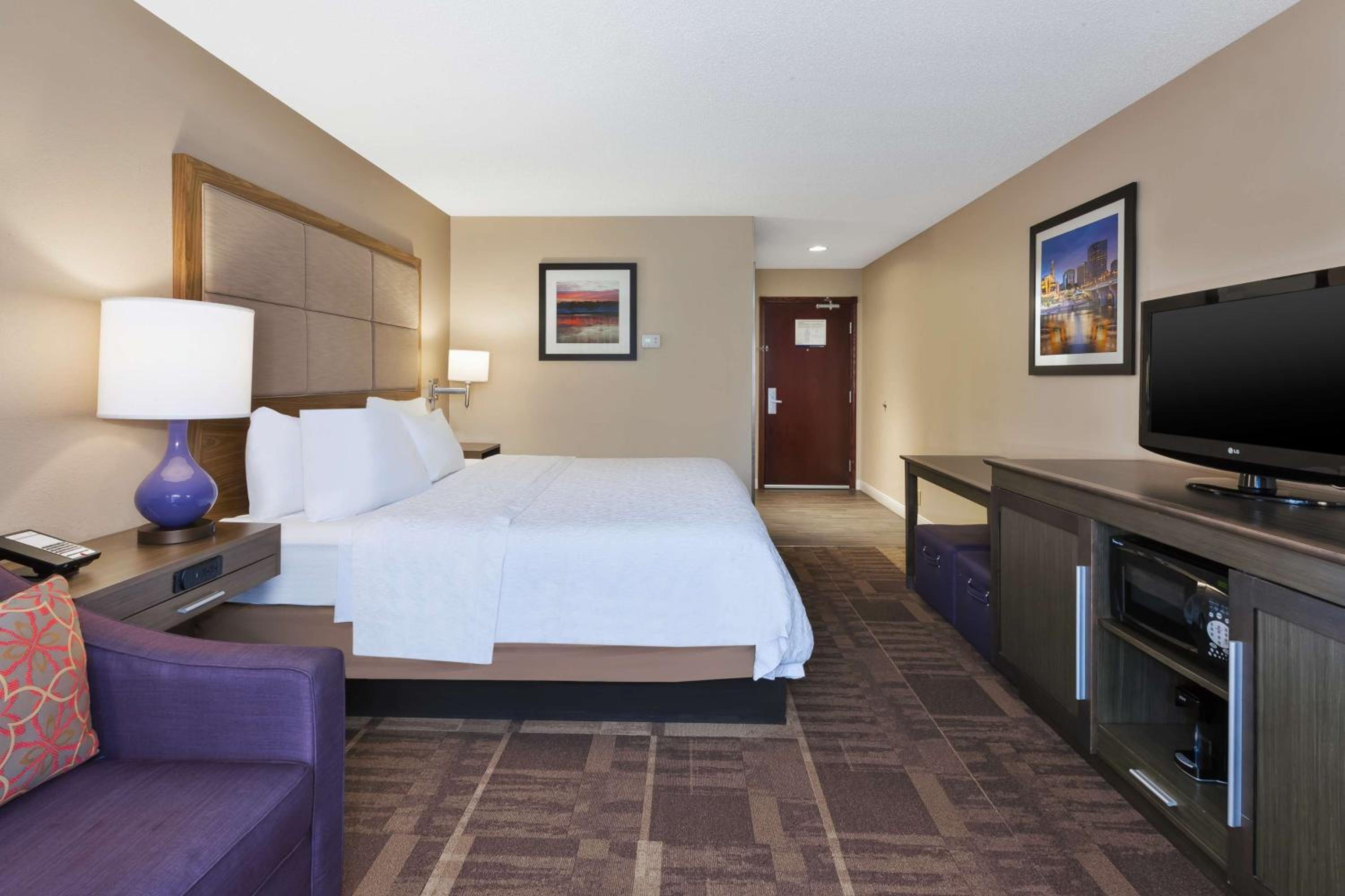 Hampton Inn Waterbury - Property Image 9