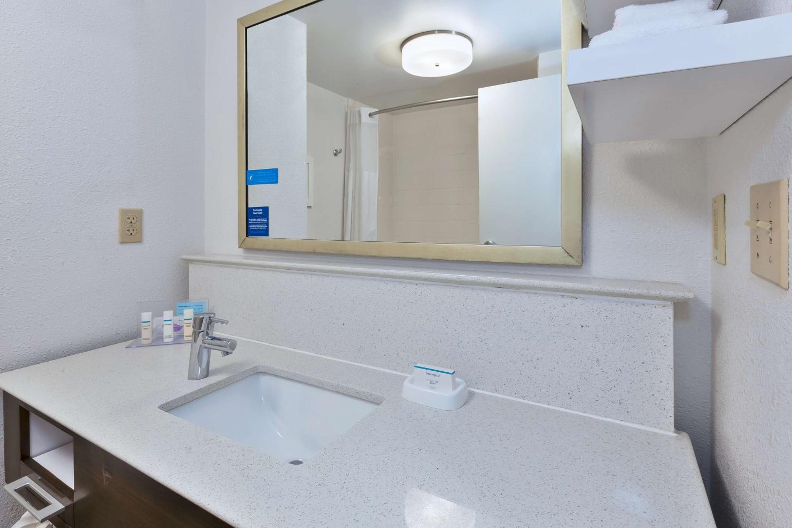 Hampton Inn Waterbury - Property Image 6
