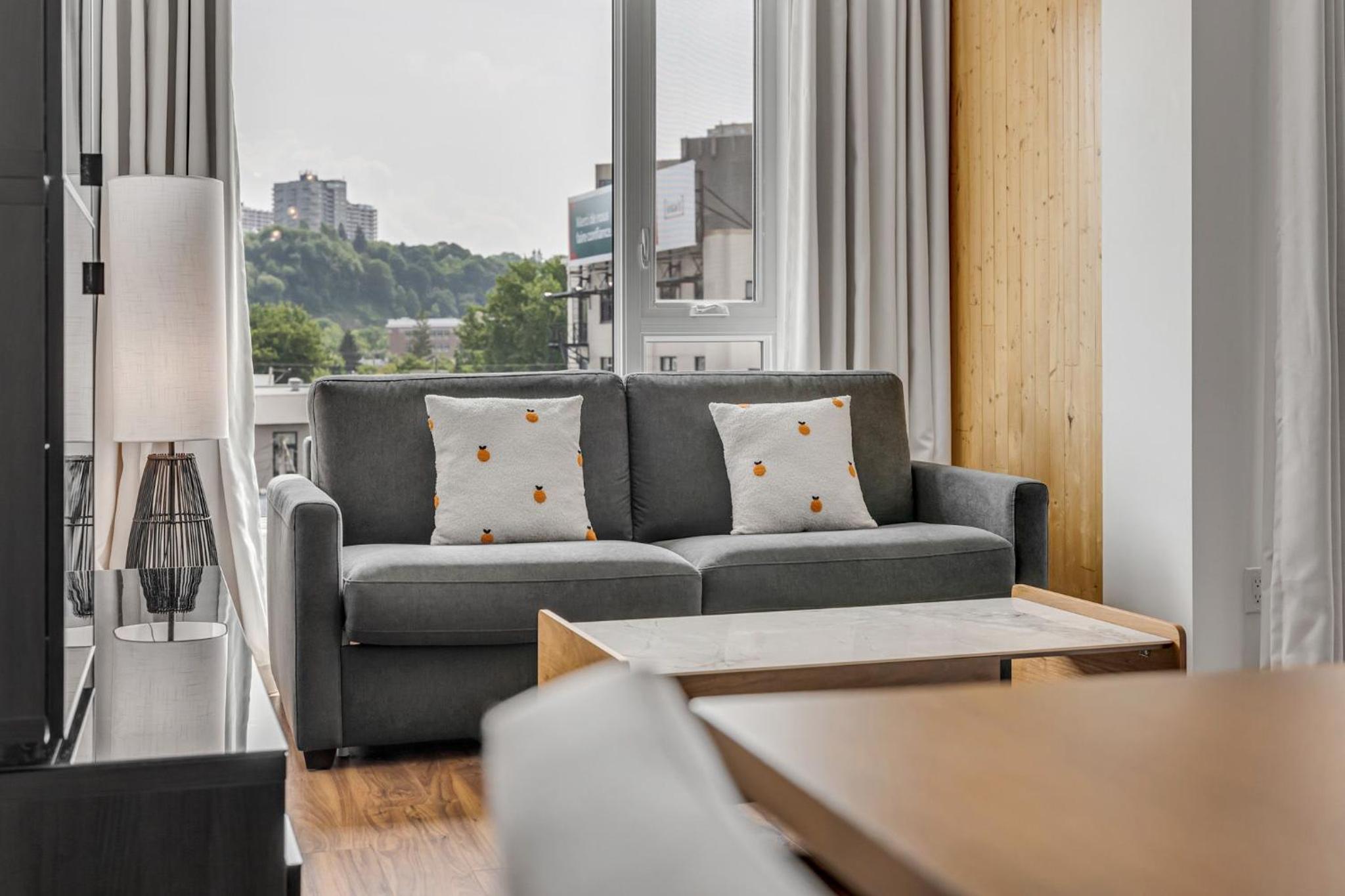 Initial / Spritz / Downtown Qc +STAT