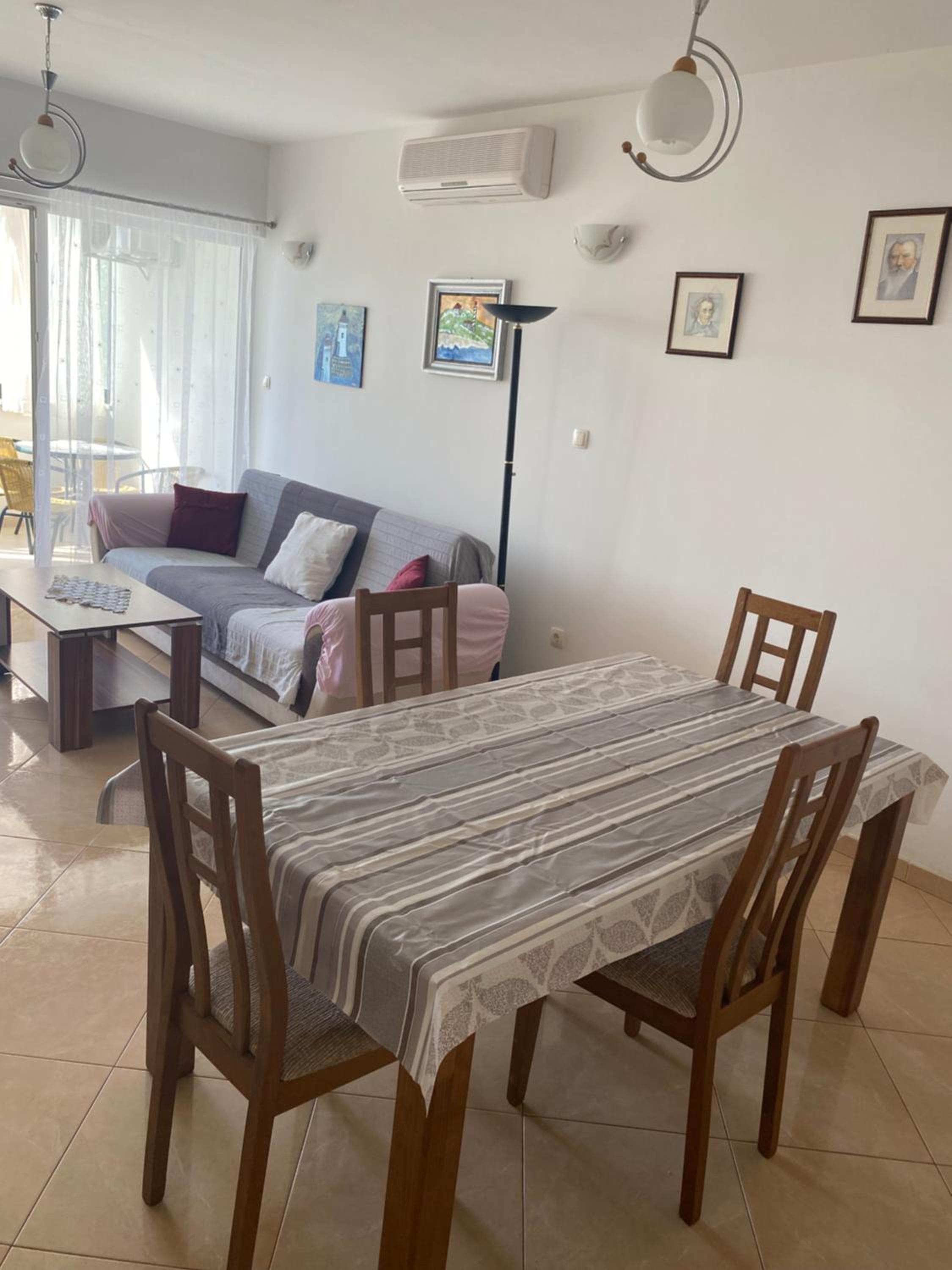 2 bed Comfy Gem: Functional, Ideal Location, Steps to the Beach view 2