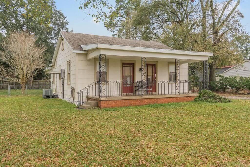 Ella's Vintage Cottage near Cajun field