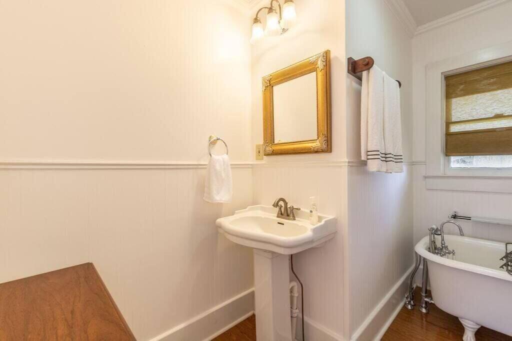 Ella's Vintage Cottage near Cajun field