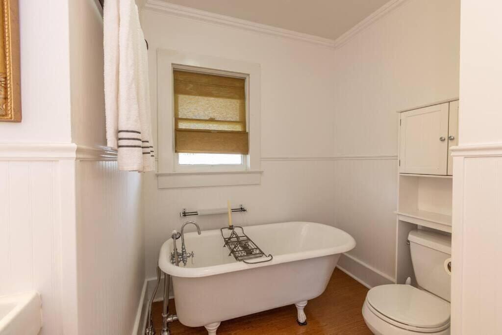Ella's Vintage Cottage near Cajun field