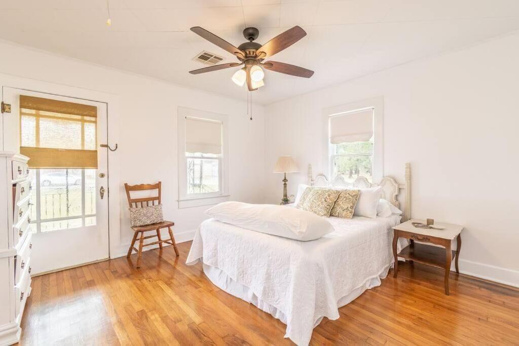 Ella's Vintage Cottage near Cajun field