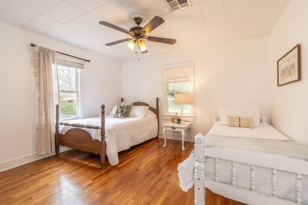 Ella's Vintage Cottage near Cajun field