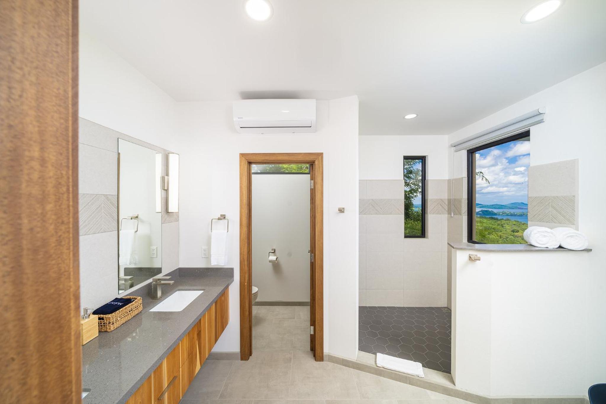 Villa Vista Pacifico - Serene Villa, Ocean View Pool, Rooftop Deck, 5 BR