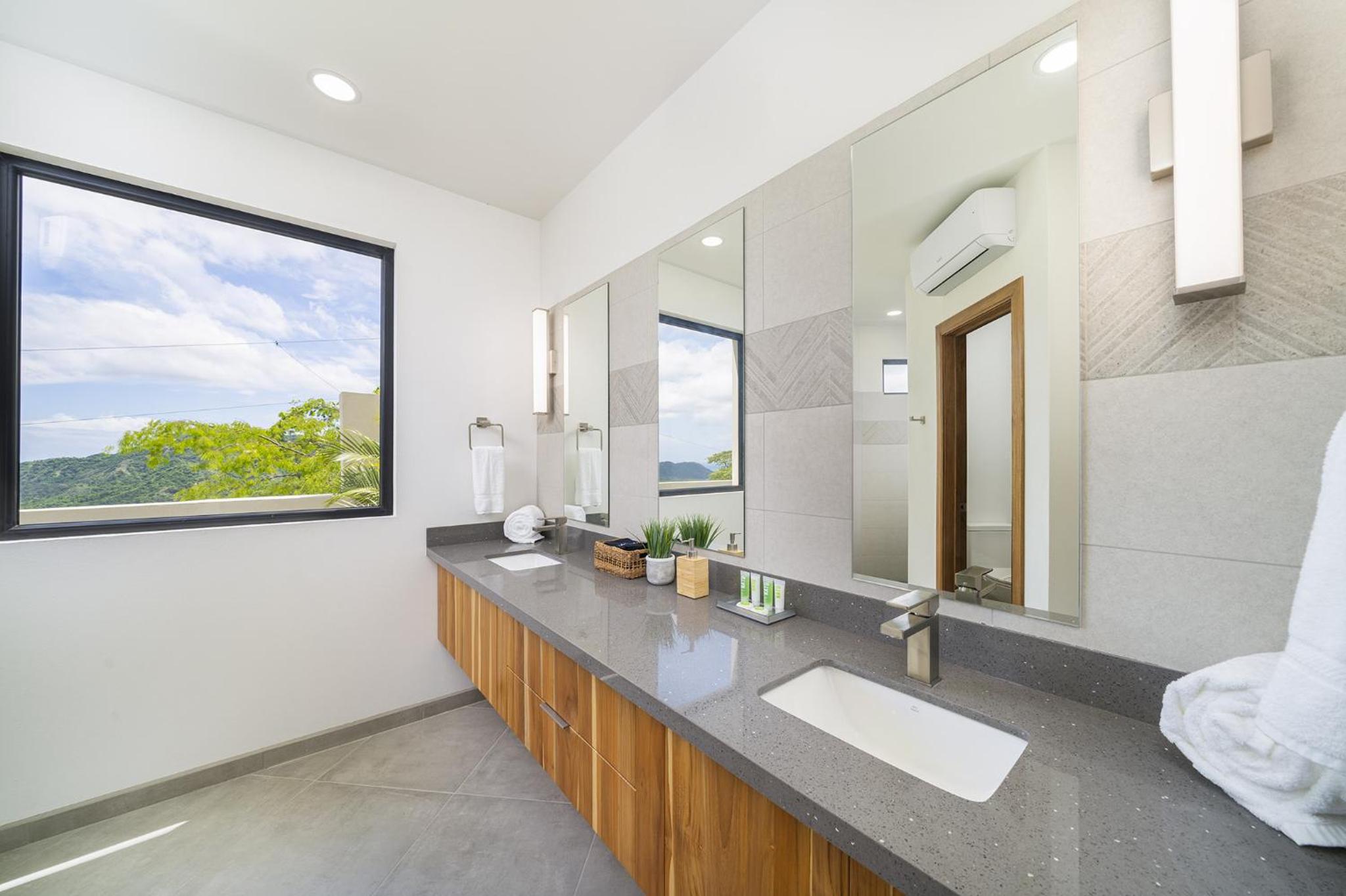 Villa Vista Pacifico - Serene Villa, Ocean View Pool, Rooftop Deck, 5 BR