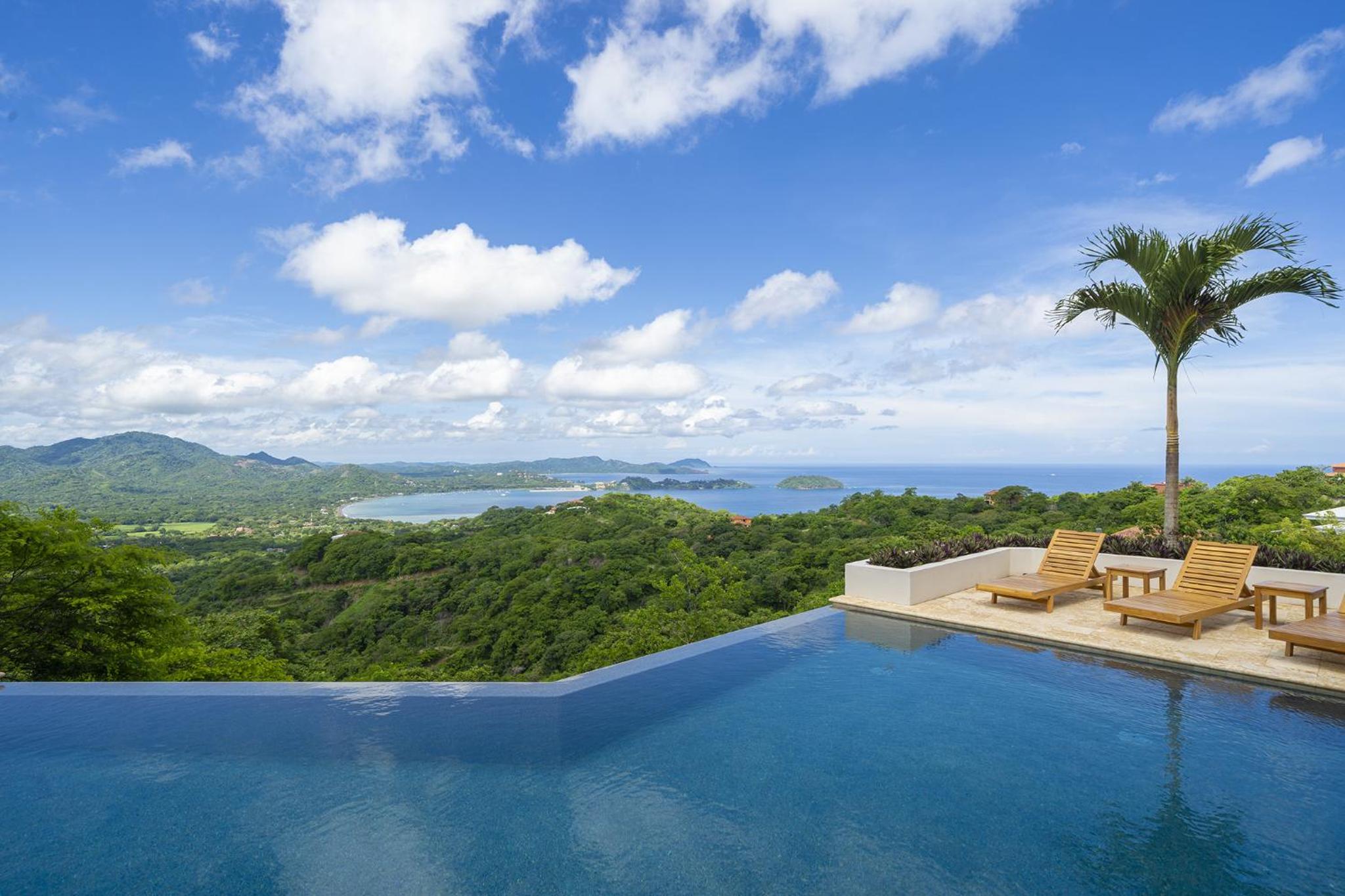 Villa Vista Pacifico - Serene Villa, Ocean View Pool, Rooftop Deck, 5 BR