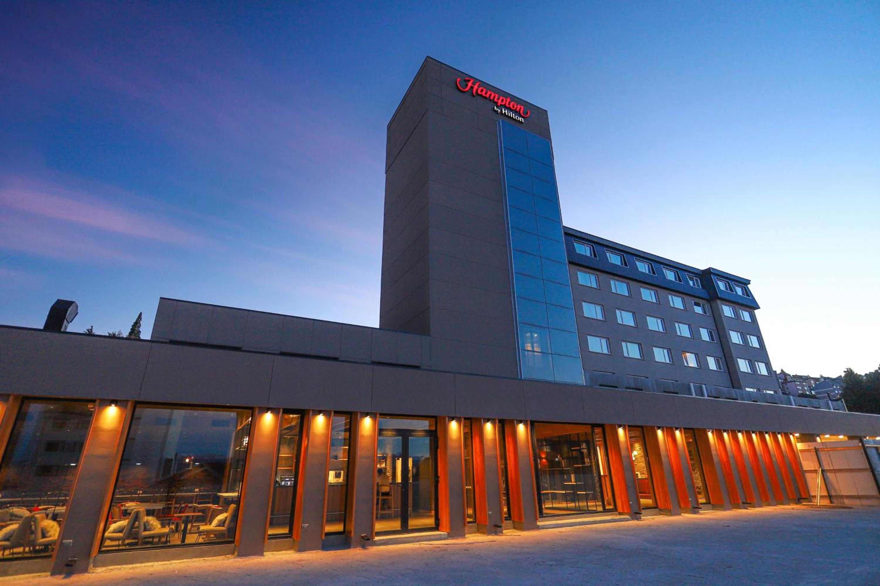Hotel Hampton By Hilton Bariloche - Image 1