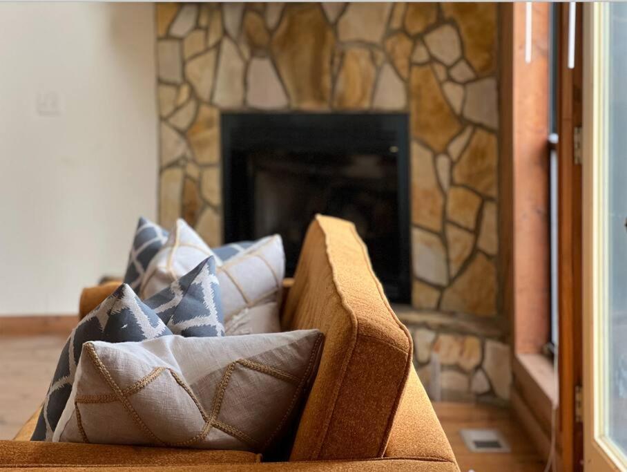 Sleep7 Contemporary Fireplace WIFI Deck - Franz