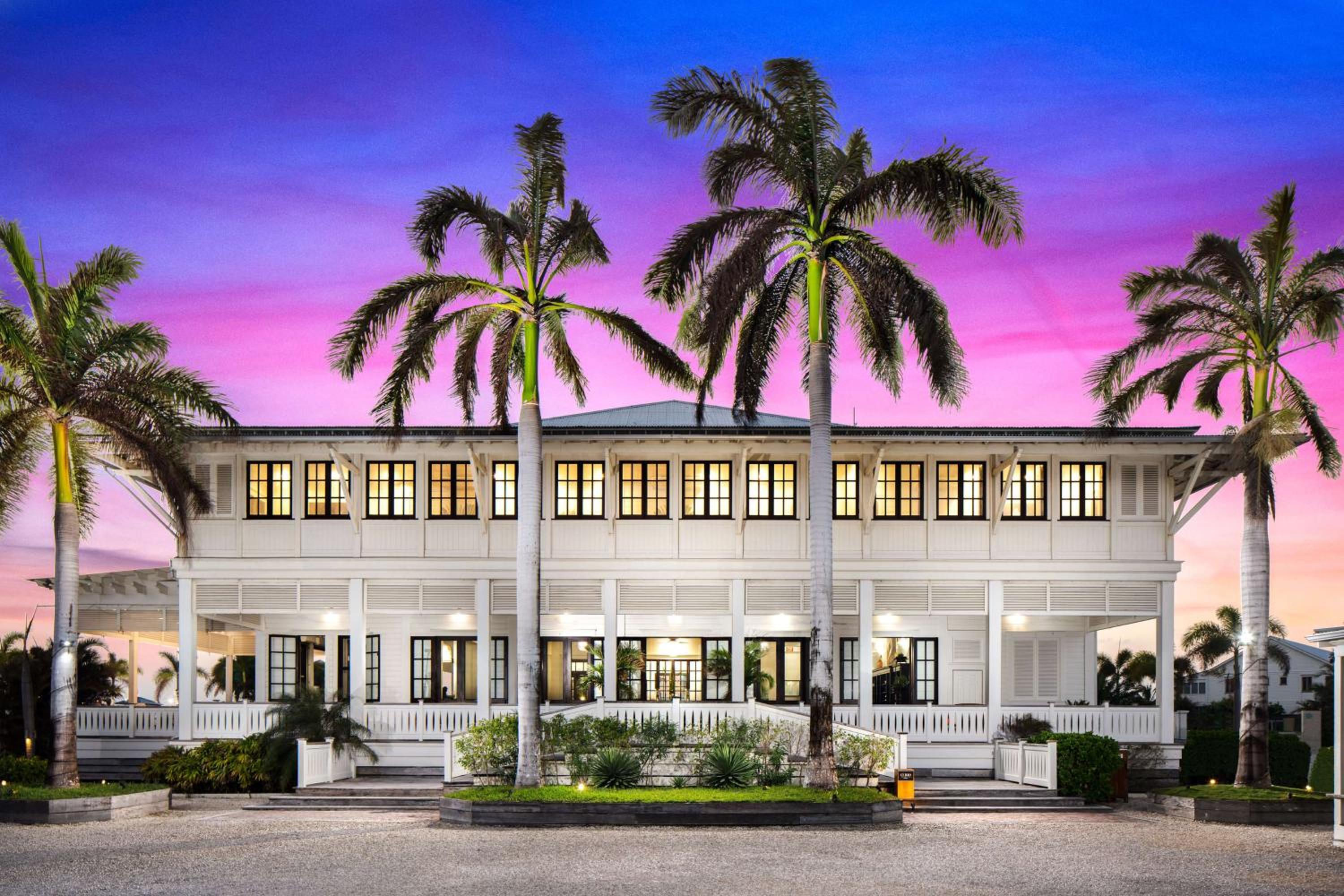 Mahogany Bay Resort and Beach Club, Curio Collection