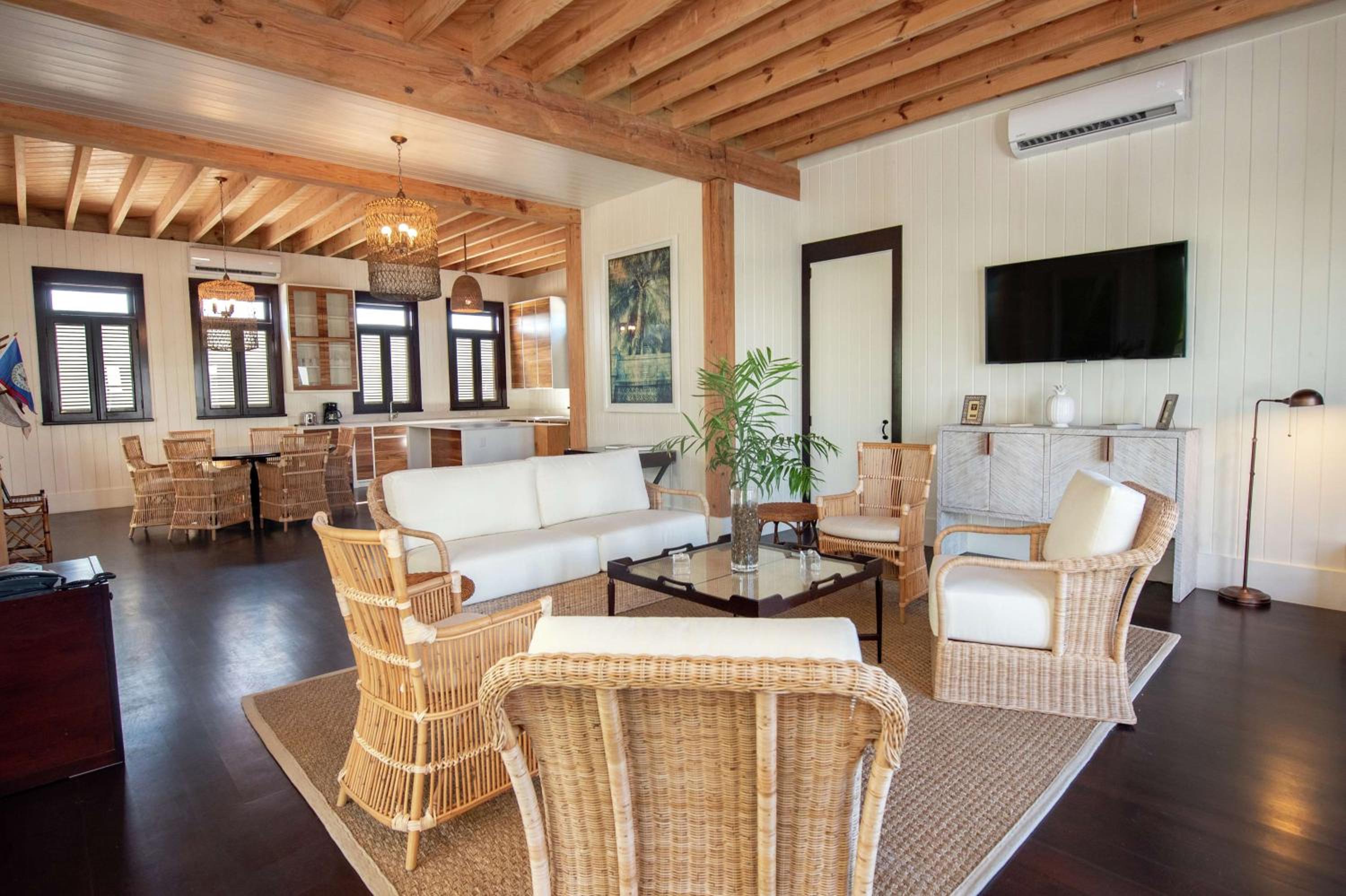 Mahogany Bay Resort and Beach Club, Curio Collection