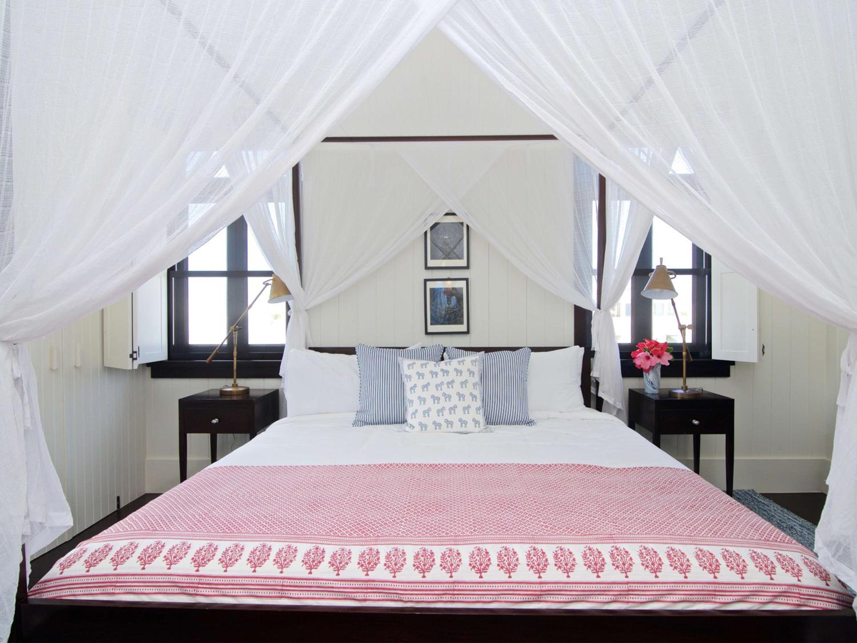 Mahogany Bay Resort and Beach Club, Curio Collection
