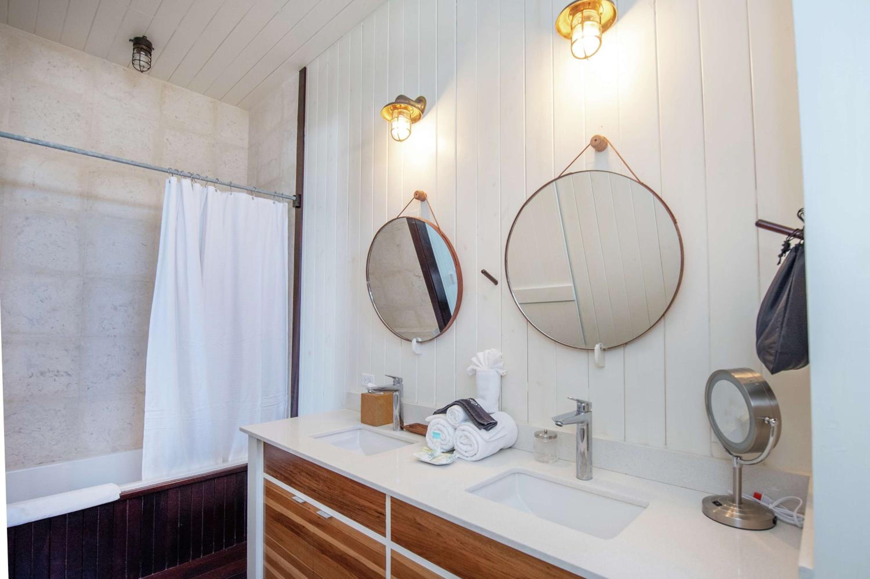 Mahogany Bay Resort and Beach Club, Curio Collection
