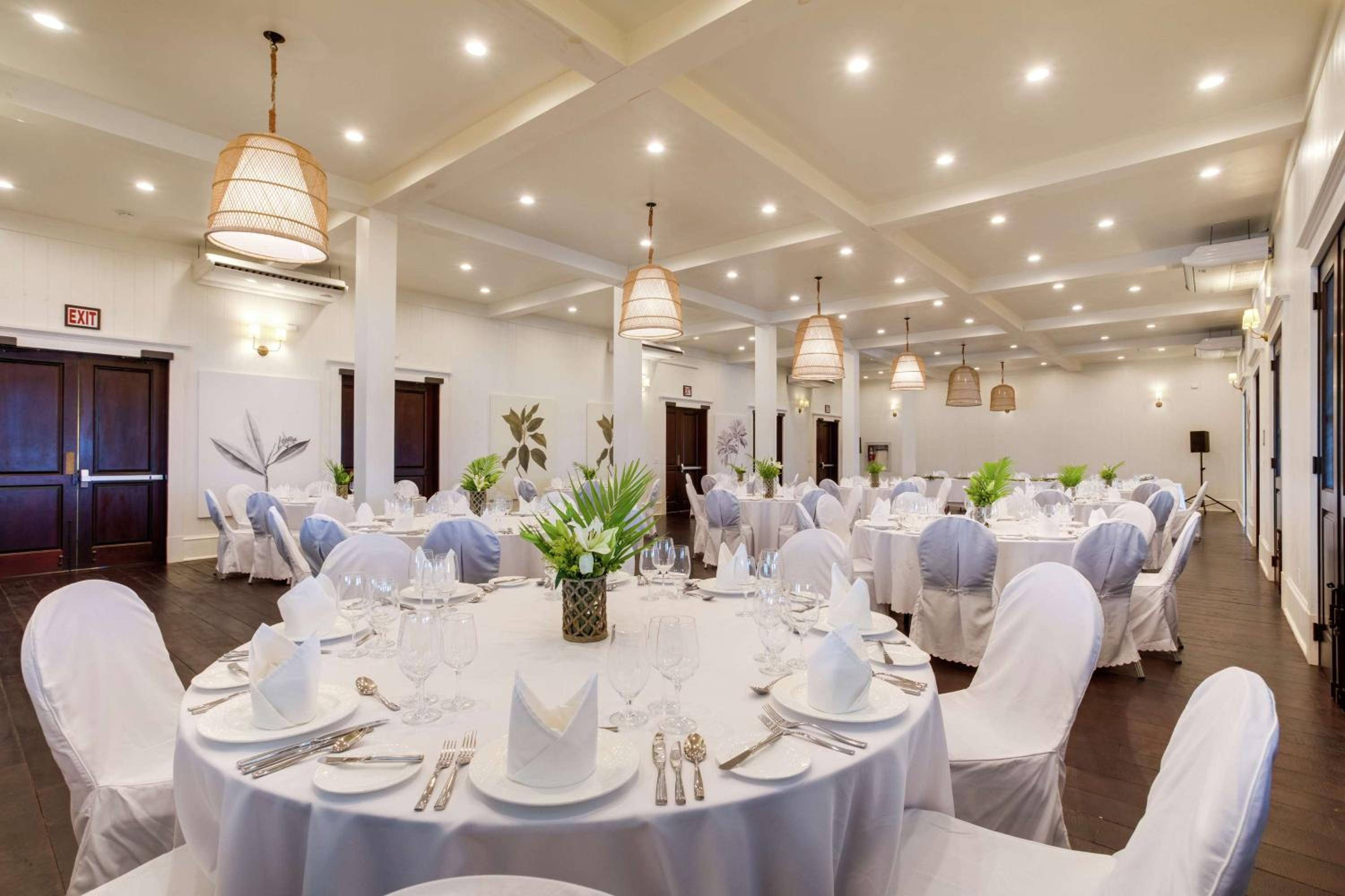 Mahogany Bay Resort and Beach Club, Curio Collection