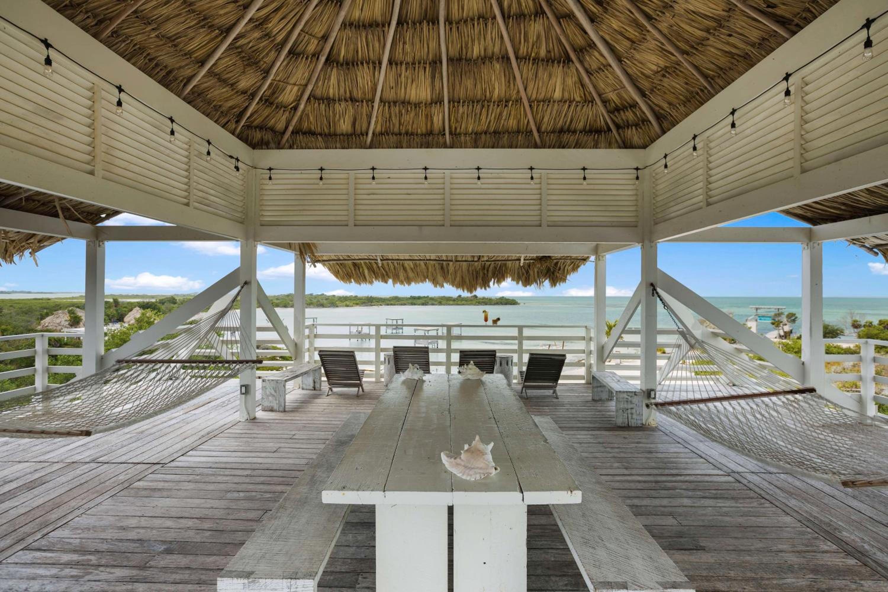 Mahogany Bay Resort and Beach Club, Curio Collection