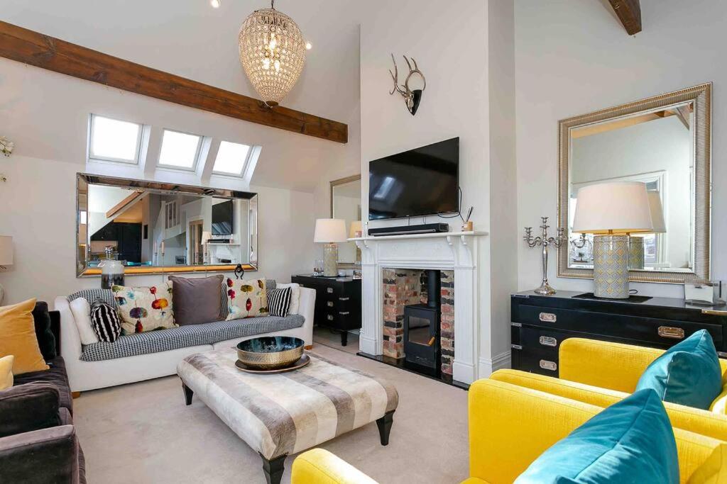 Exclusive 3 Bedroom Penthouse - 2 Bath & Mezzanine view 4