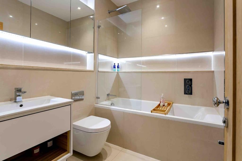 Exclusive 3 Bedroom Penthouse - 2 Bath & Mezzanine view 2