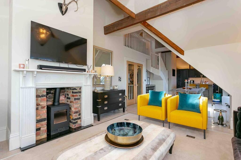 Exclusive 3 Bedroom Penthouse - 2 Bath & Mezzanine view 5