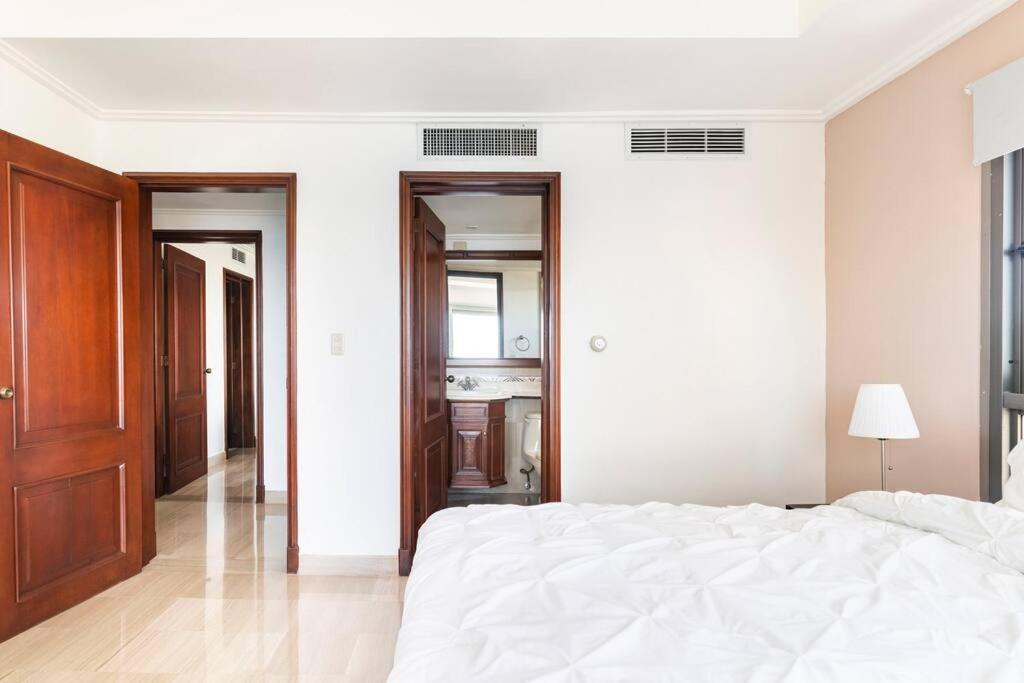 3 BDR Ocean View luxury Apartment . Sleeps 6