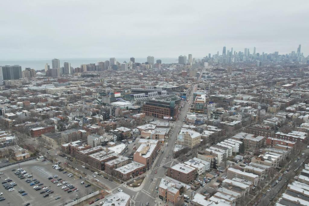 Live the Dream in Wrigleyville's 3BR Gem view 5
