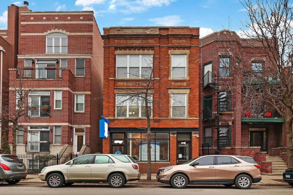 Live the Dream in Wrigleyville's 3BR Gem view 4