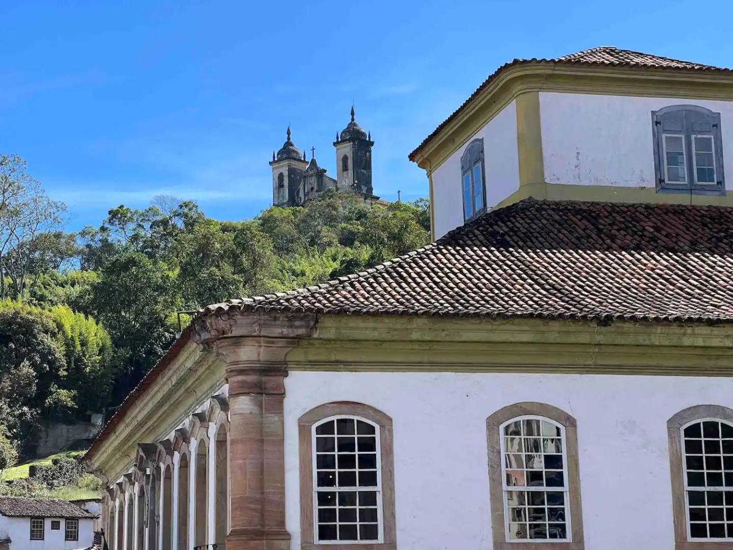 Quarto Grande Com Banheiro Privativo em OP