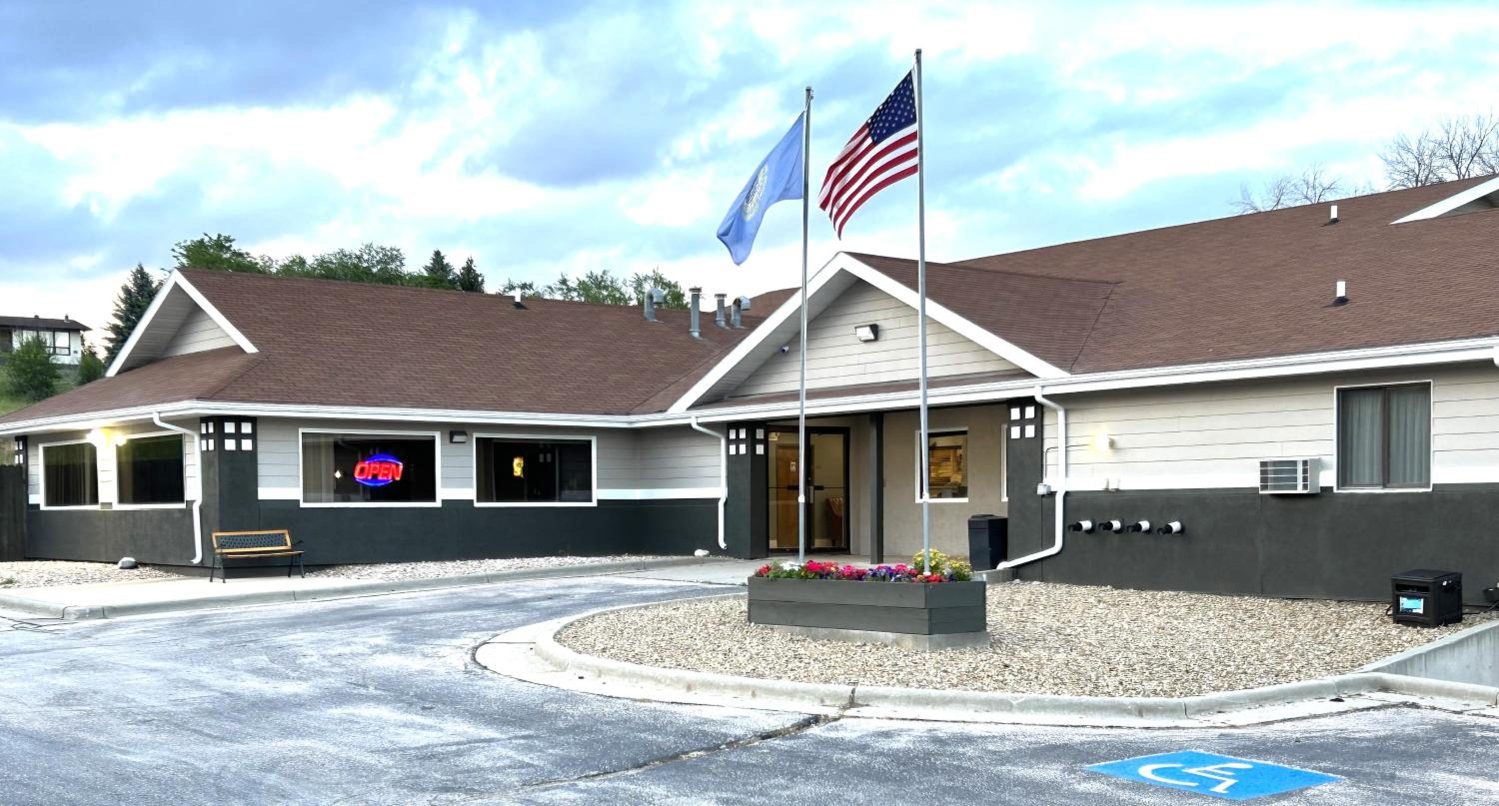 Hotel Super 8 by Wyndham Hot Springs - Image 1