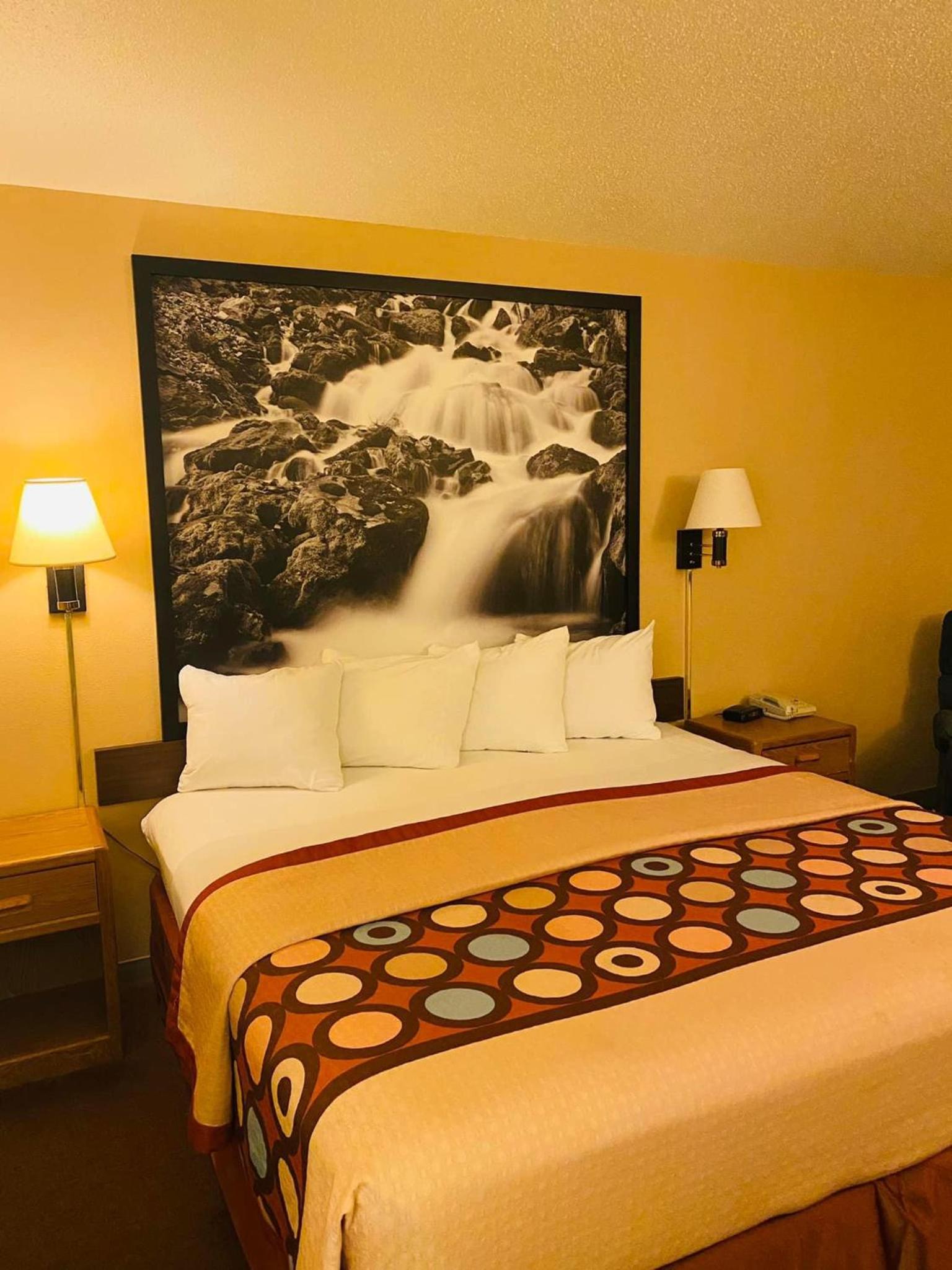 Super 8 by Wyndham Hot Springs view 4
