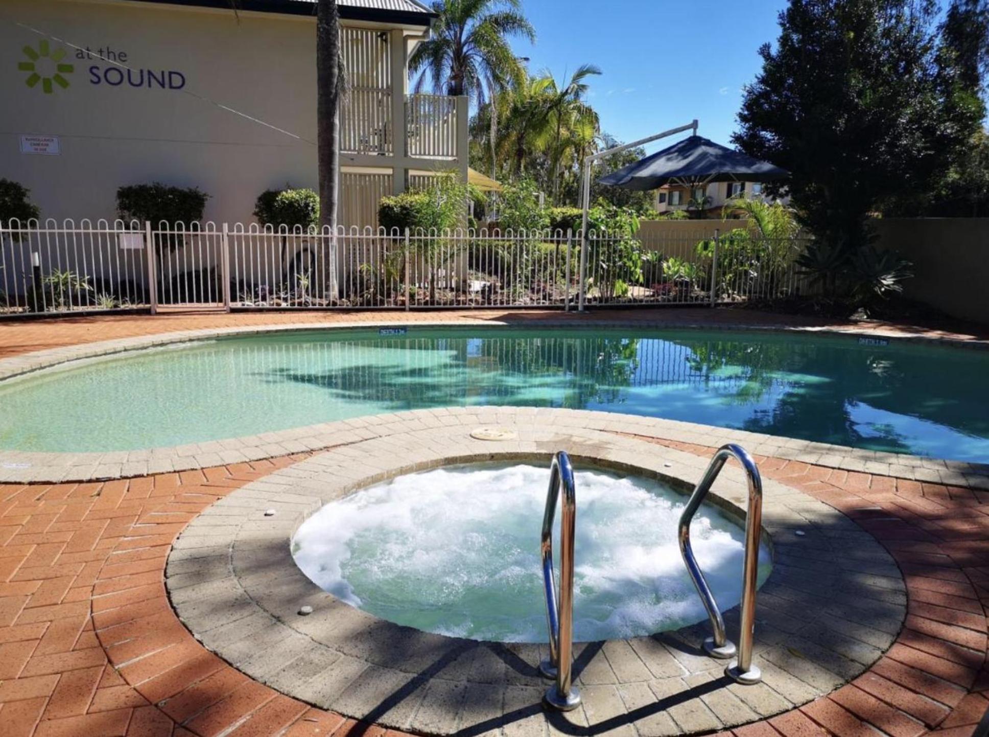 Pet friendly walk to Hastings St or Noosa River 11ATS