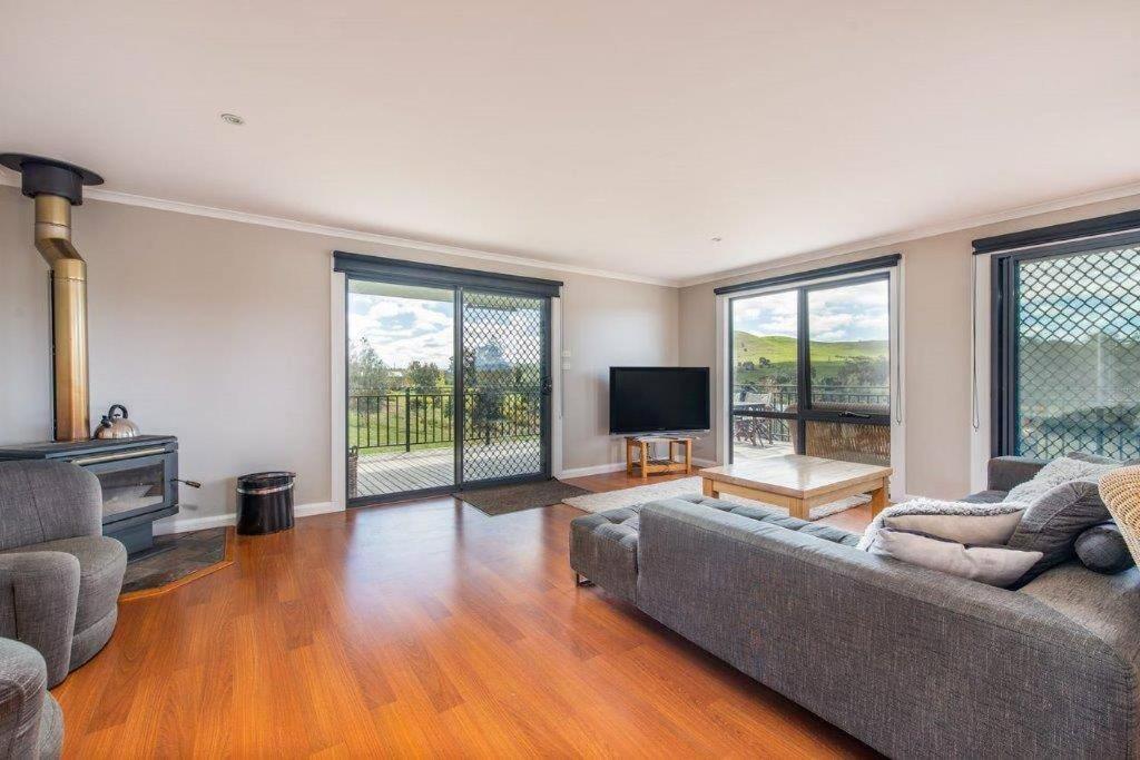 The Lake House Meadowbank: Waterfront Retreat