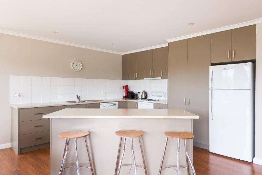 The Lake House Meadowbank: Waterfront Retreat