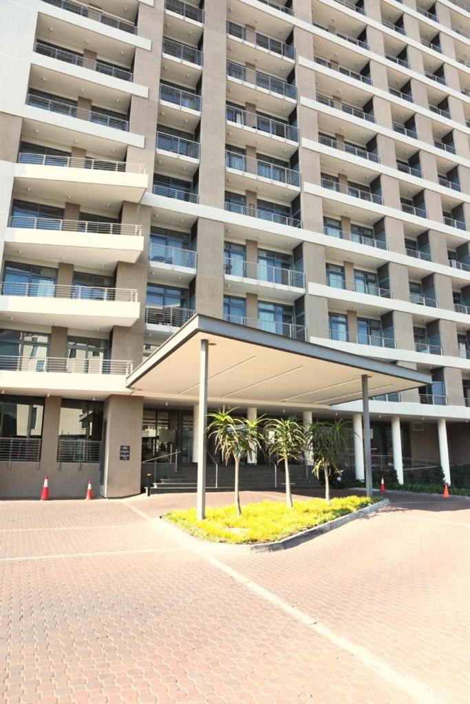 Menlyn Trilogy - 2 Bedroom & Great Views - No Loadshedding view 4