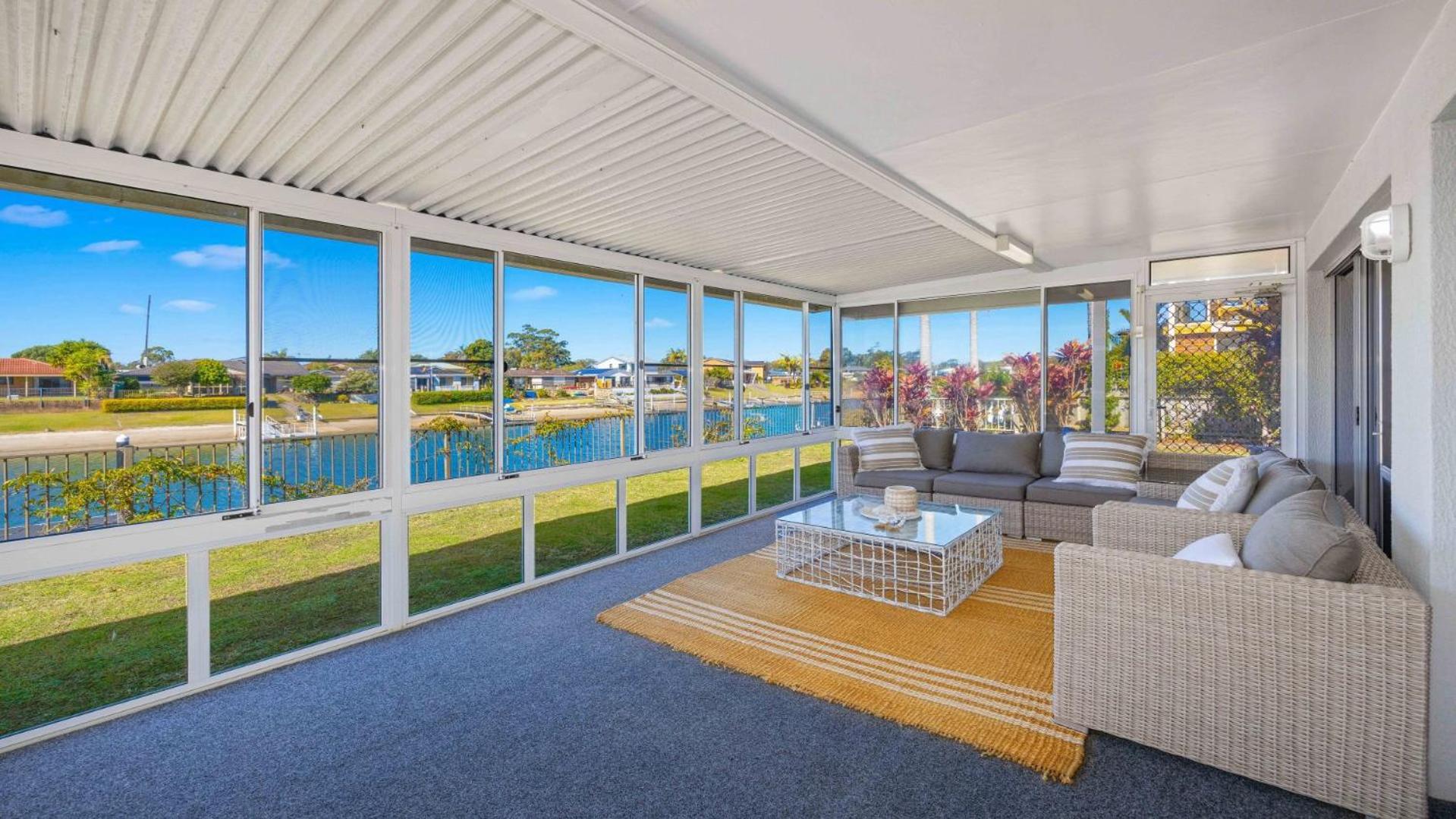 Hotel Hibbard Waterfront Escape - Image 1