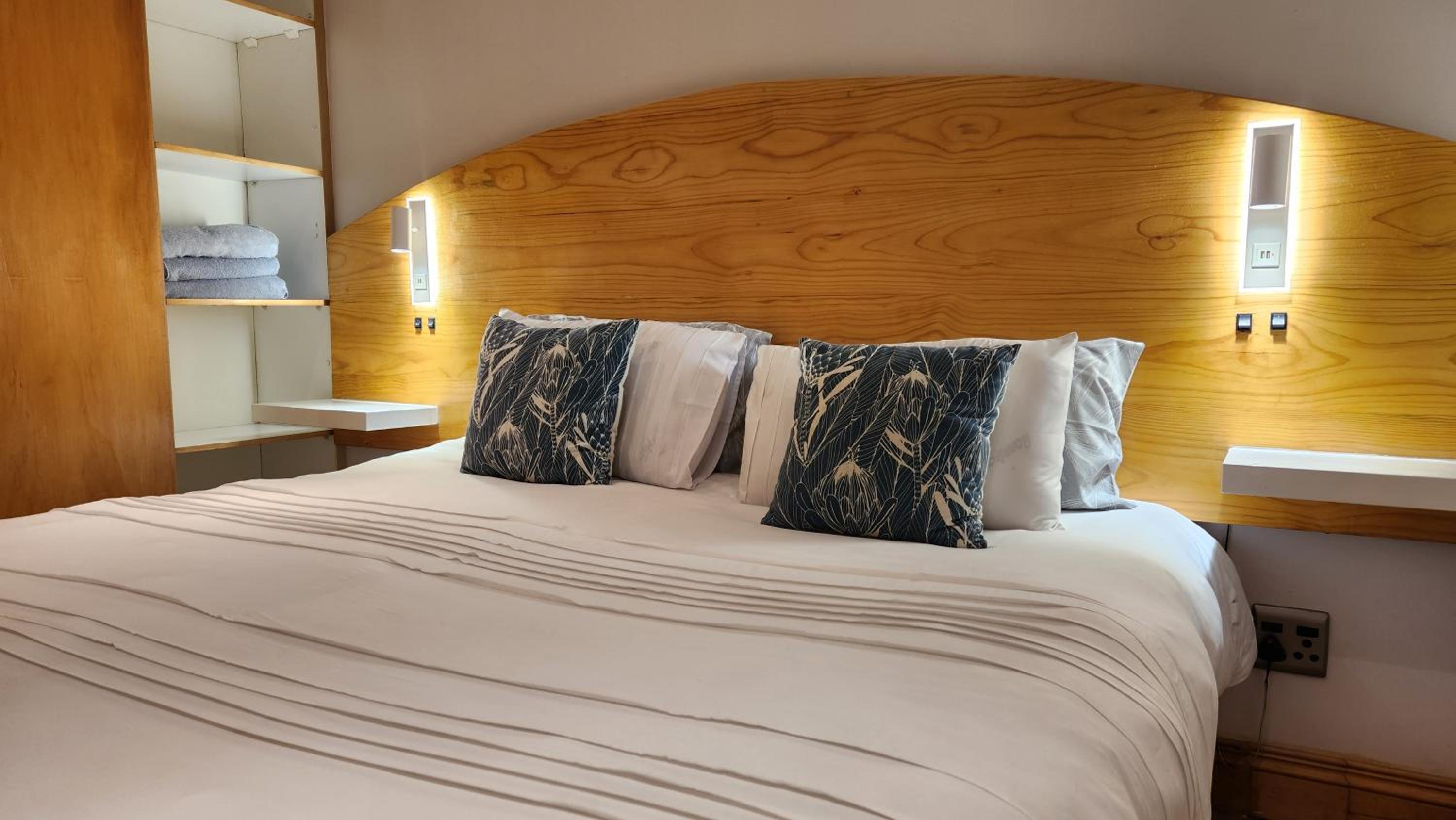 Accommodation Front - Modern 2 Sleeper Penthouse with Magnificent Views