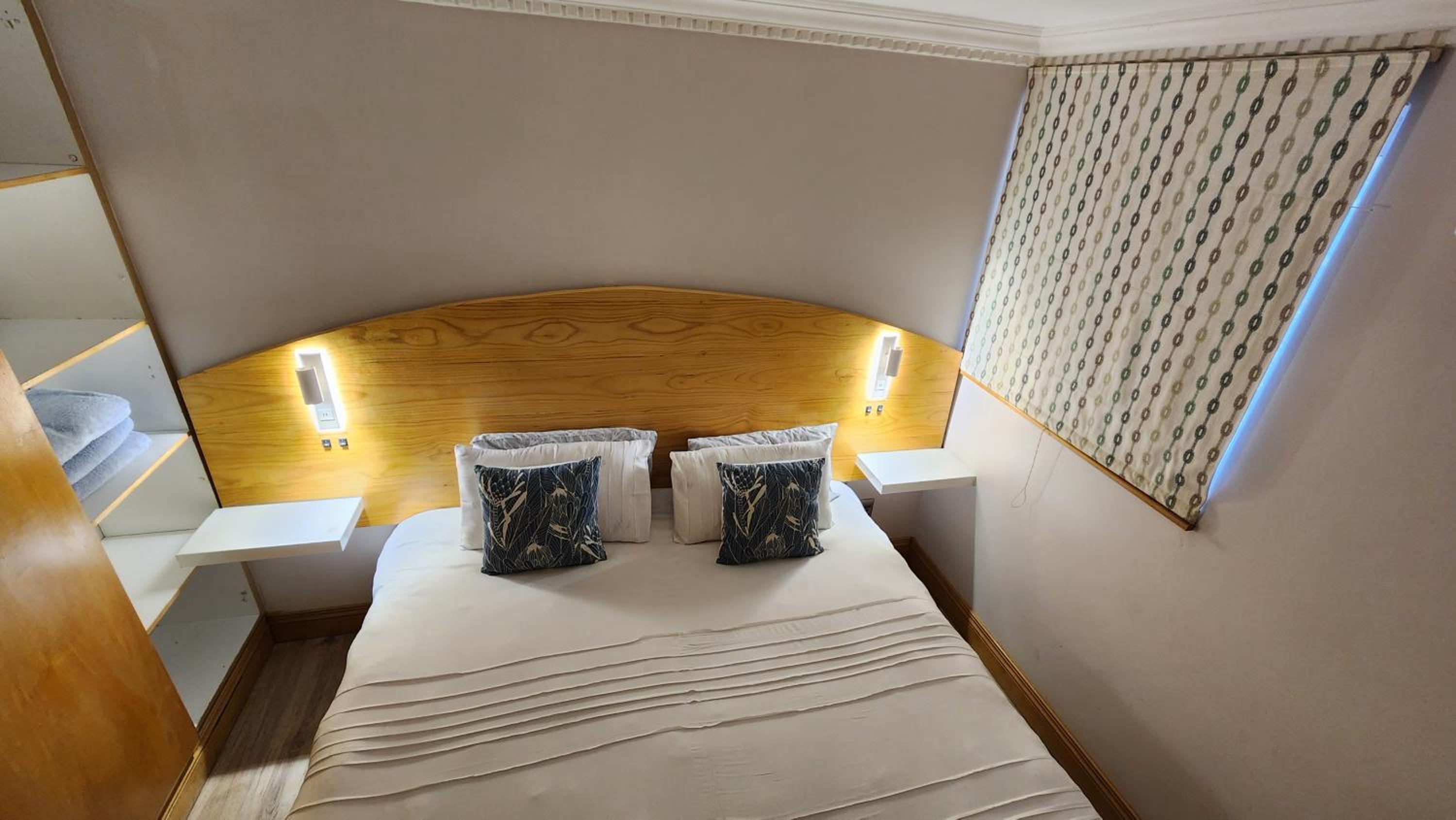 Accommodation Front - Modern 2 Sleeper Penthouse with Magnificent Views