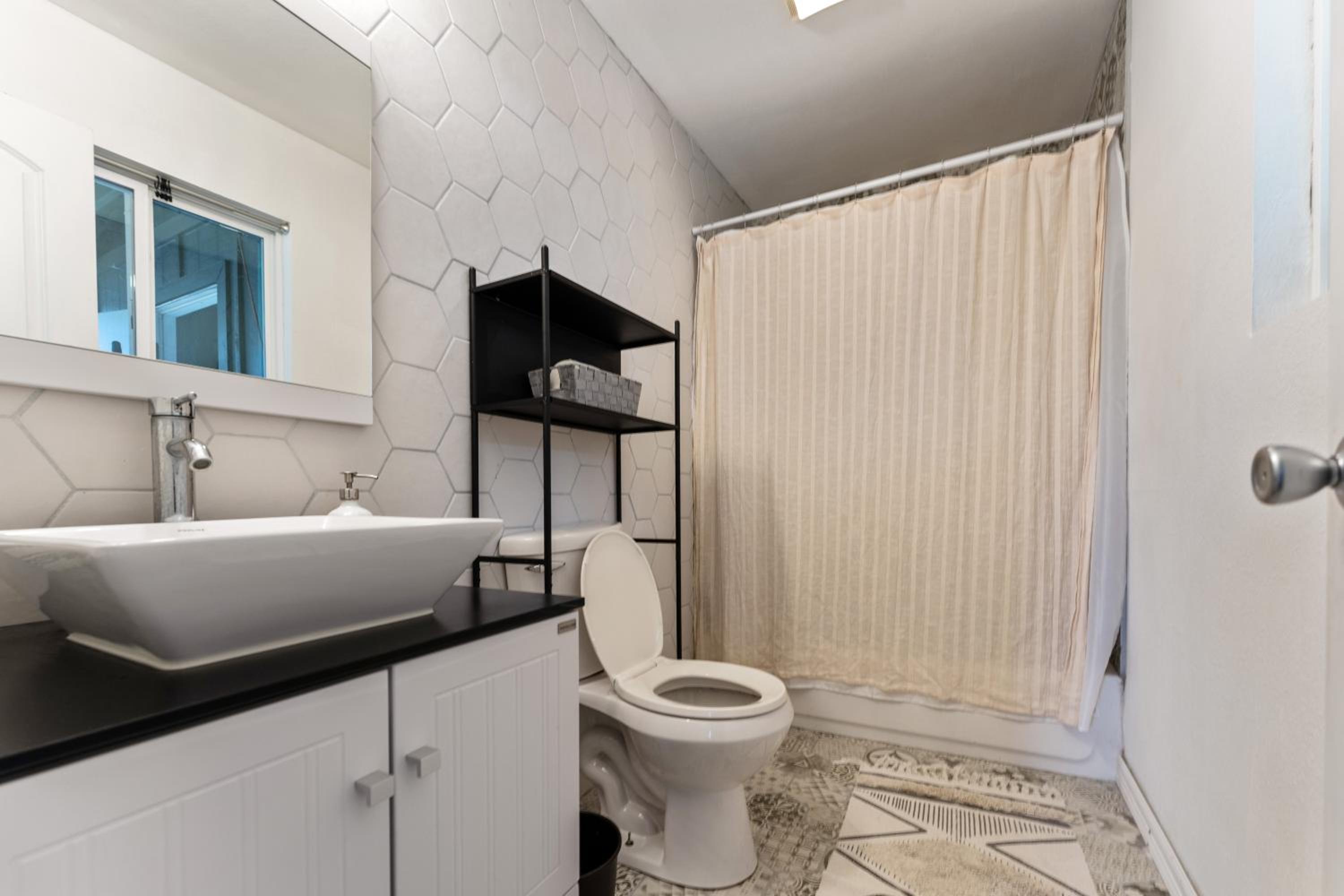 Happy Hideaway - Image 3