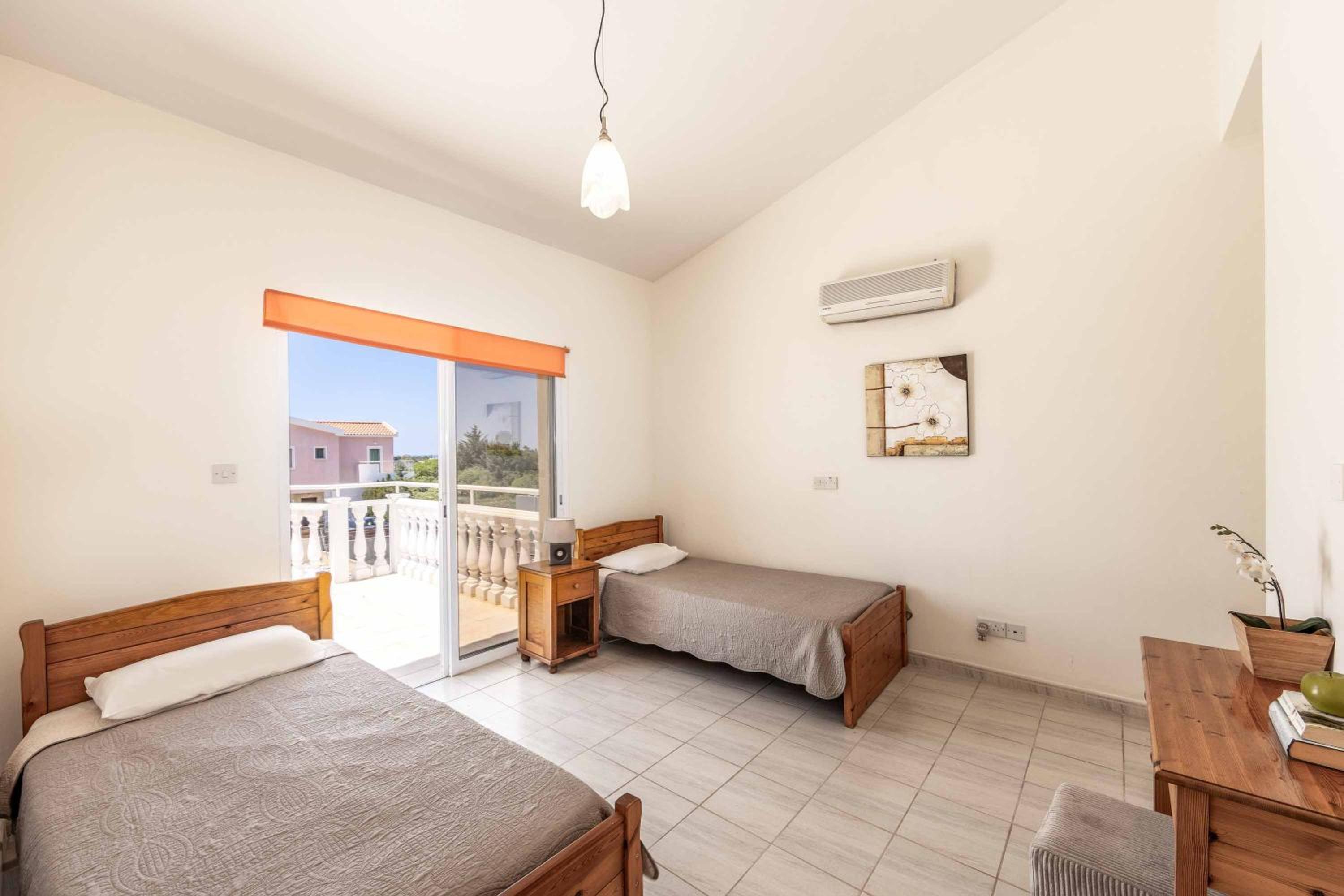 Villa Coral Bee