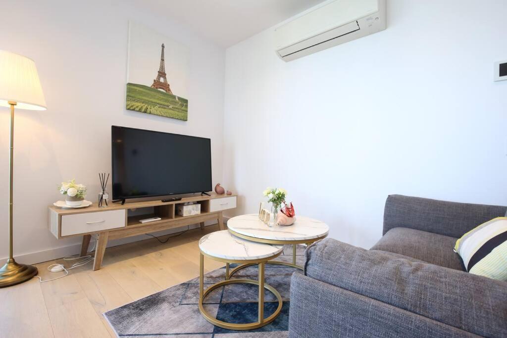 Glamorous 2BR Apt with Ocean & River Views & Free parking