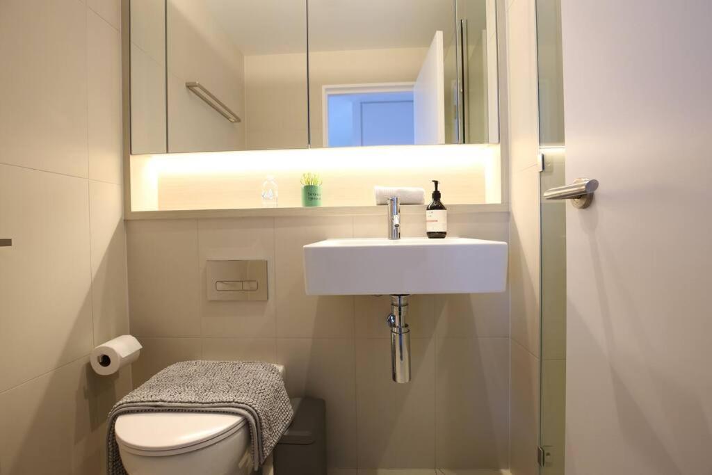 Glamorous 2BR Apt with Ocean & River Views & Free parking