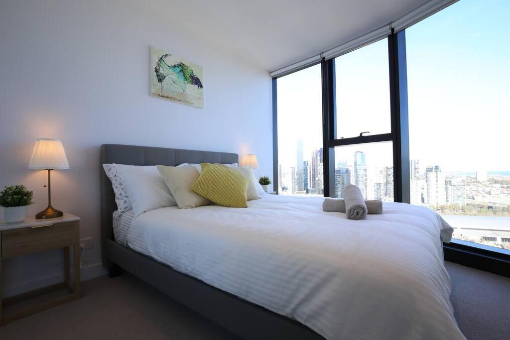 Glamorous 2BR Apt with Ocean & River Views & Free parking