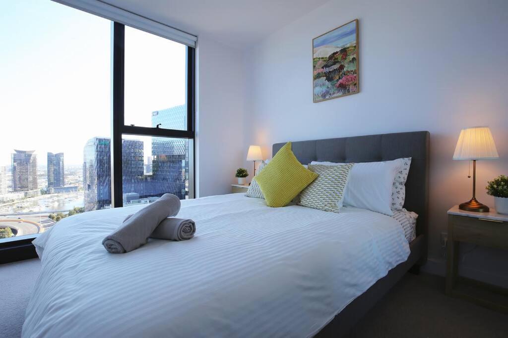 Glamorous 2BR Apt with Ocean & River Views & Free parking