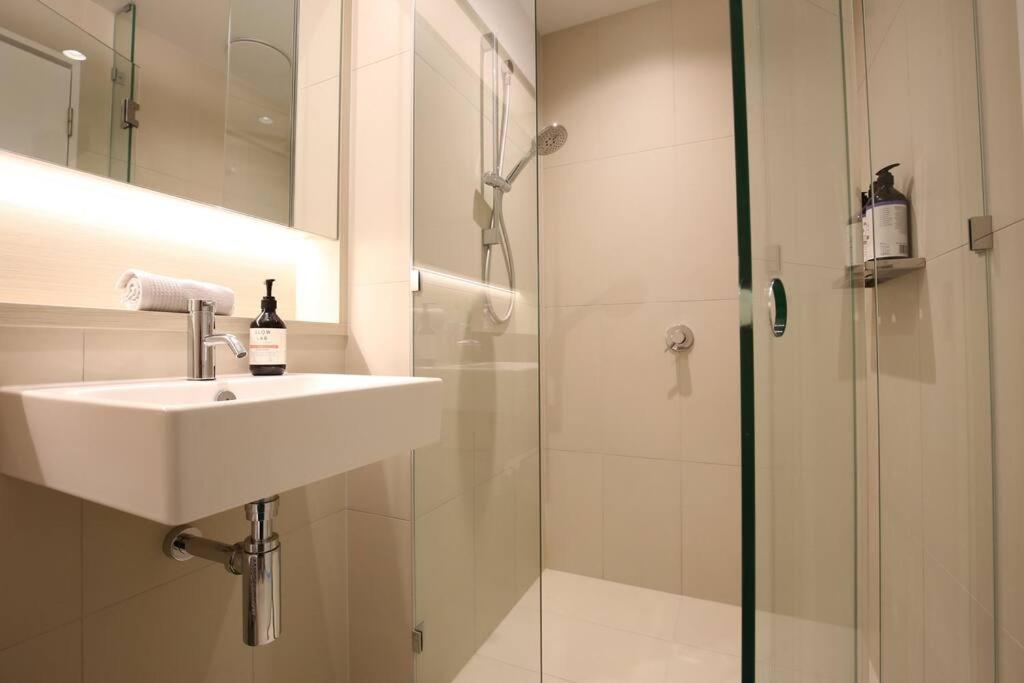 Glamorous 2BR Apt with Ocean & River Views & Free parking