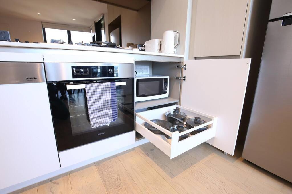 Glamorous 2BR Apt with Ocean & River Views & Free parking
